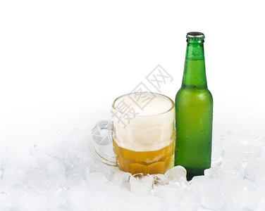 绿色啤酒和白色的杯子图片