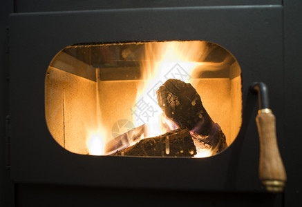 木柴炉灶和内部燃烧的木柴图片