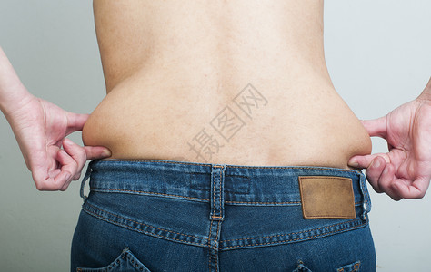 女人从腰部抽着脂肪背中弹图片