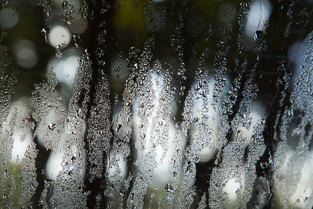 由挡风玻璃和雨滴构成的背景图片