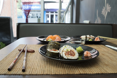 餐厅桌上的寿司图片