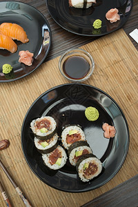 餐桌上美味的寿司图片