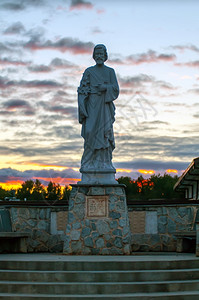 日落时的宗教雕像背影图片