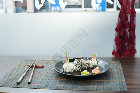 餐厅的寿司摆盘特写镜头图片