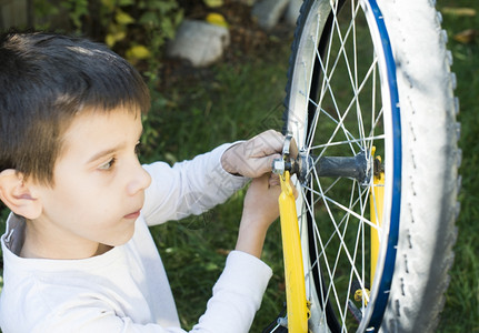 男孩和骑自行车的儿童图片