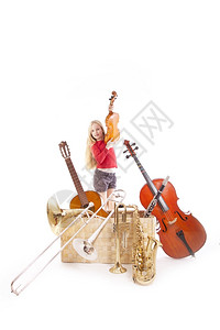 在白色背景下装箱许多乐器的年轻女孩图片