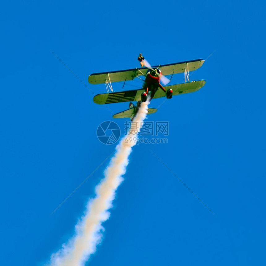 冒烟的飞机在天空执行任务图片