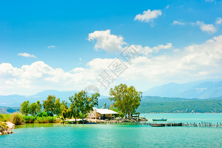 小屋在湖在风景湖岸边的渔场上背景