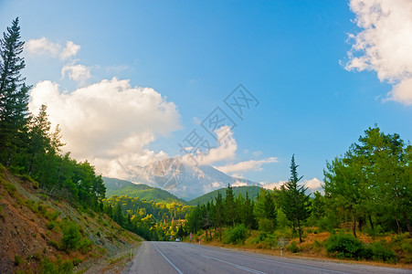 山地景观和道路图片