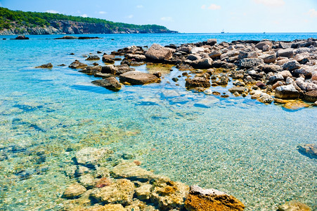 海底的岩石和地平线上的船舶图片