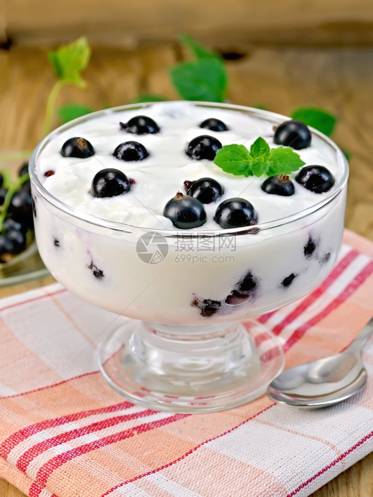 酸奶上面有树莓和薄荷图片