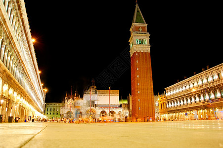 晚上的圣马可广场威尼斯意大利图片