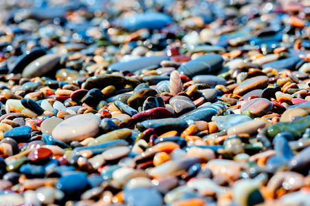海滩上的彩色石块图片