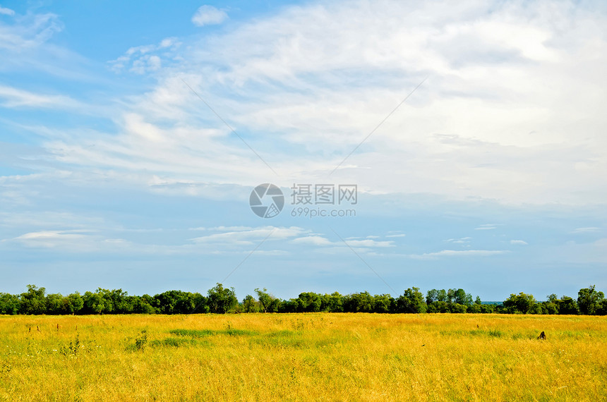 秋天的土地和蓝天图片