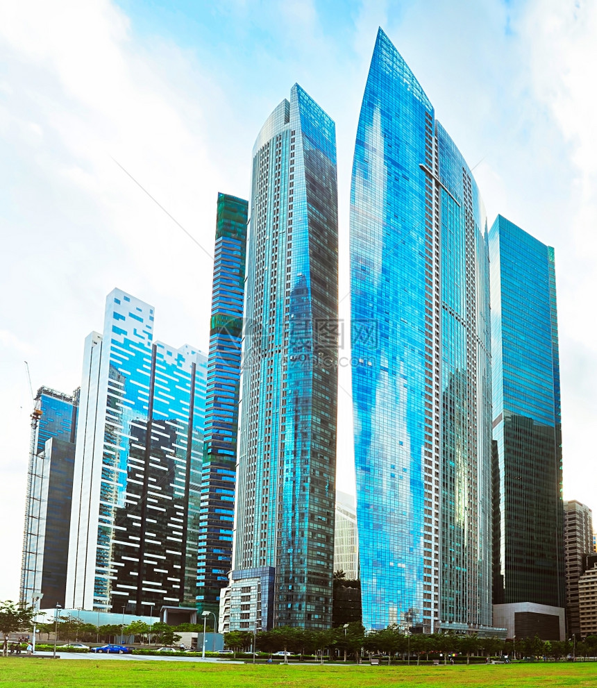 与现代摩天大楼在市中心图片