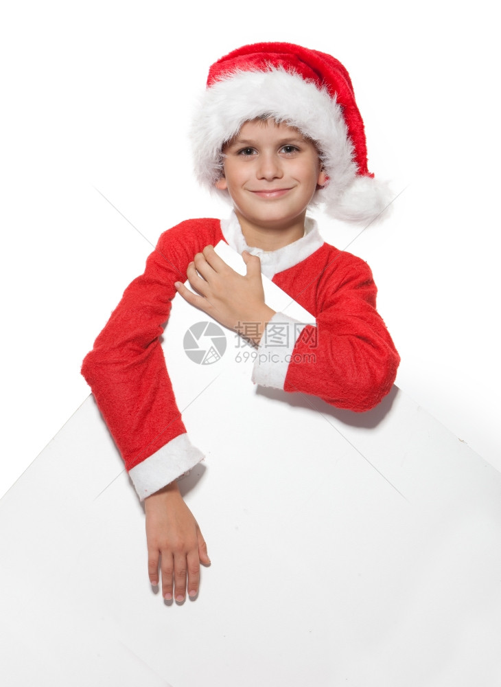 男孩持有在白色背景上孤立的圣诞节海报图片
