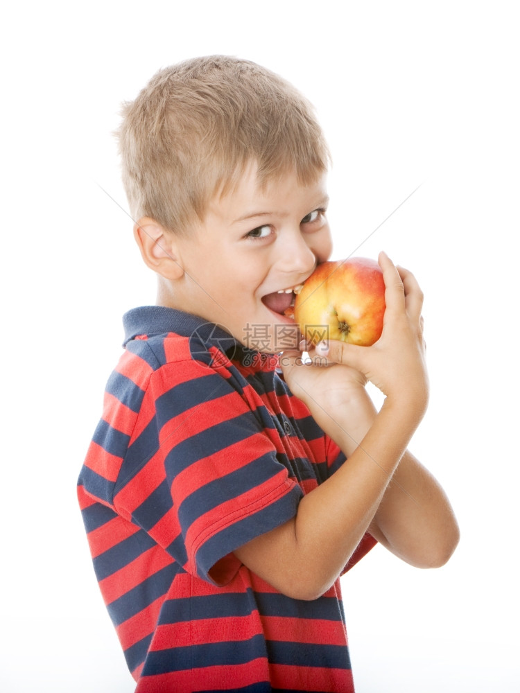 男孩手拿着苹果在白色的背景上图片