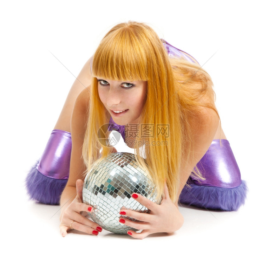 年轻美丽的金发女拿着一个大迪斯科球孤立在白色背景上图片