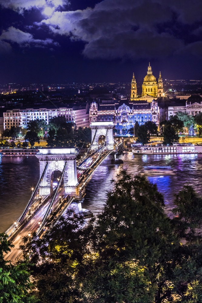 晚上最明亮的河流连锁桥和议会大楼图片