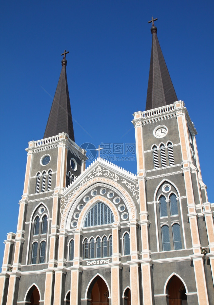 塔伊兰省Cathburi省清蓝天的主教堂图片