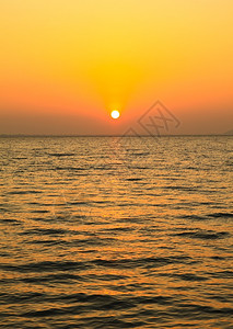 日出在海面上气氛高清图片素材
