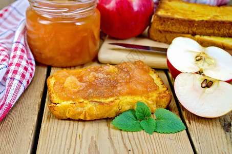 苹果果酱苹果酱和薄荷面包片苹果酱罐木板背景上的餐巾纸背景