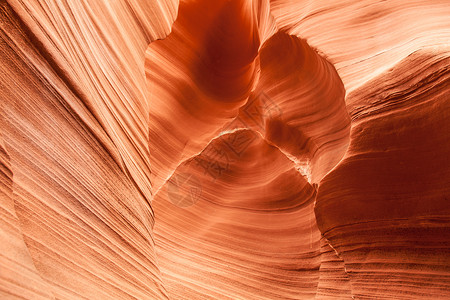 恒星峡谷内由石制的扭曲橙色波浪背景图片