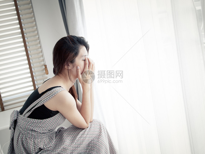 独自坐在房间里的悲伤妇女图片