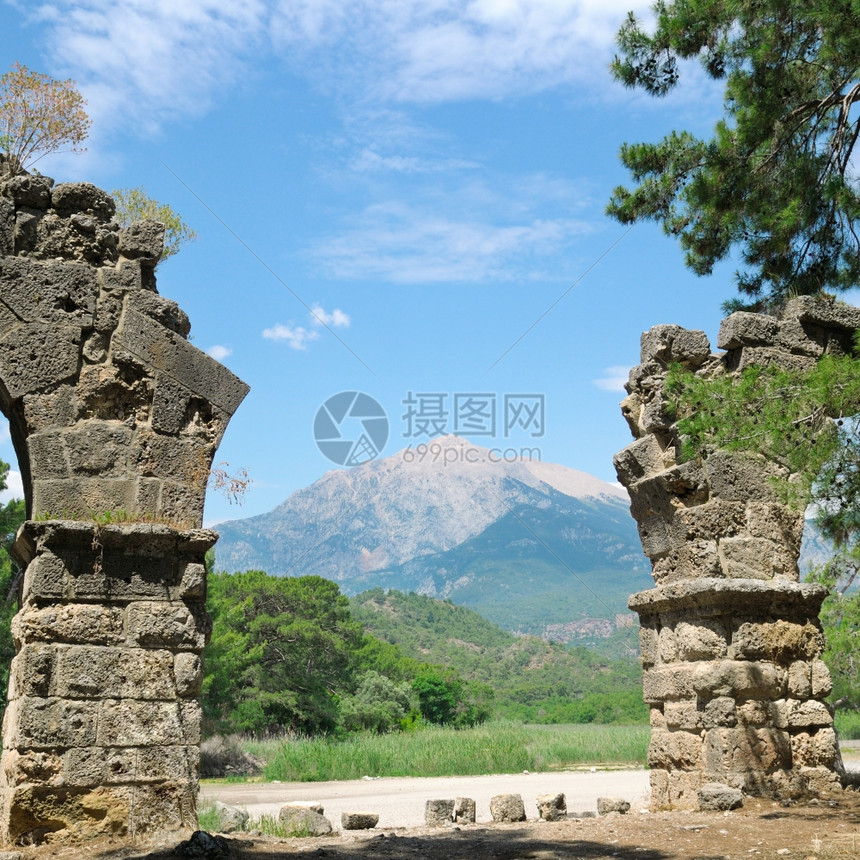 古老的平流岩和奥林匹斯山的废墟图片