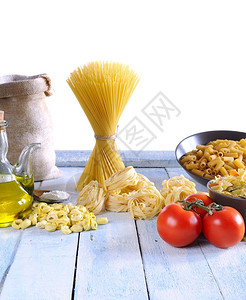 厨房桌上的意大利面和原料图片
