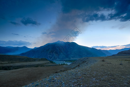 黄昏时的俄罗斯阿尔泰山草高清图片素材
