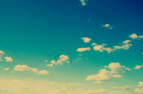 蓝色的天空云以闪发亮的风格图片