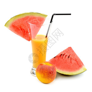 玻璃西瓜和桃子中的果汁在白色背景中分离吃高清图片素材