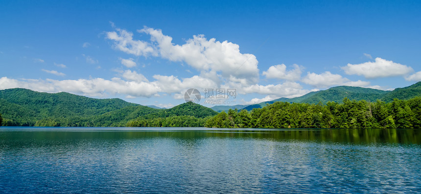 在大山中烟雾弥漫图片