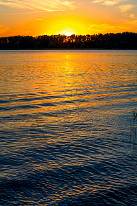 湖水的波纹和日落太阳图片