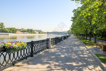 在阳光明媚的夏日清晨莫斯科河堤岸高清图片