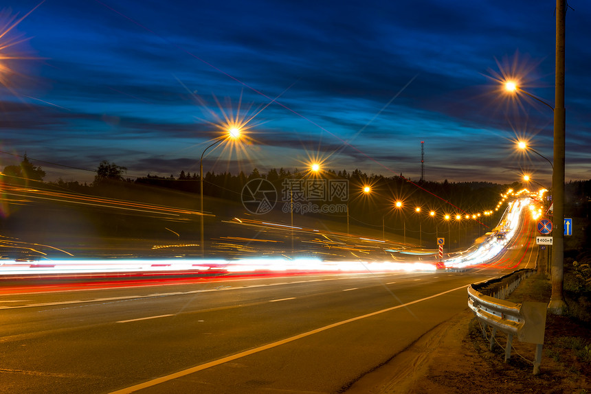 高速公路的夜景图片