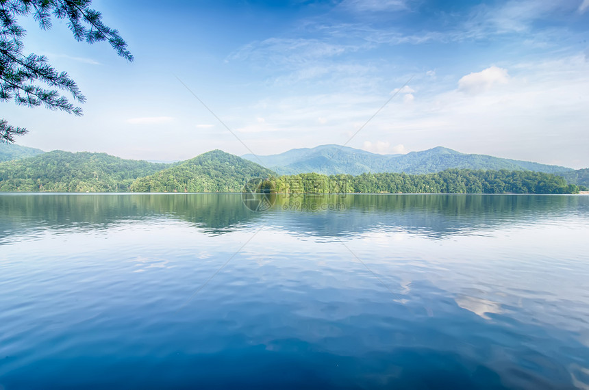 夏季大片烟雾浓山中的桑特拉湖图片