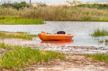 北卡罗莱纳岛的马姆林诺声音海滩上的橙色皮艇图片