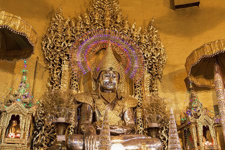缅甸仰光卡巴耶宝塔金质佛像图片