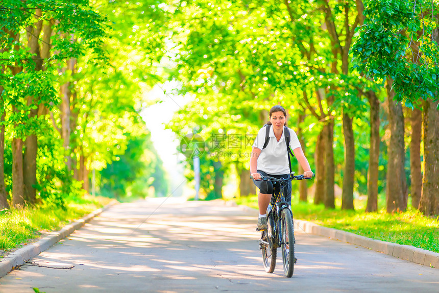 户外骑行自行车的年轻女孩图片