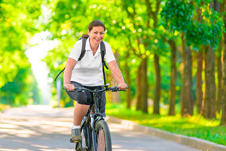 户外骑行自行车的年轻女孩图片