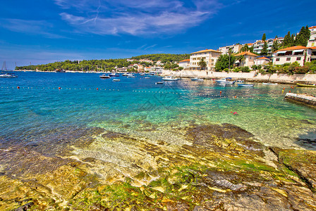 Hvar岛dlmti岛croti岛的绿石滩高清图片