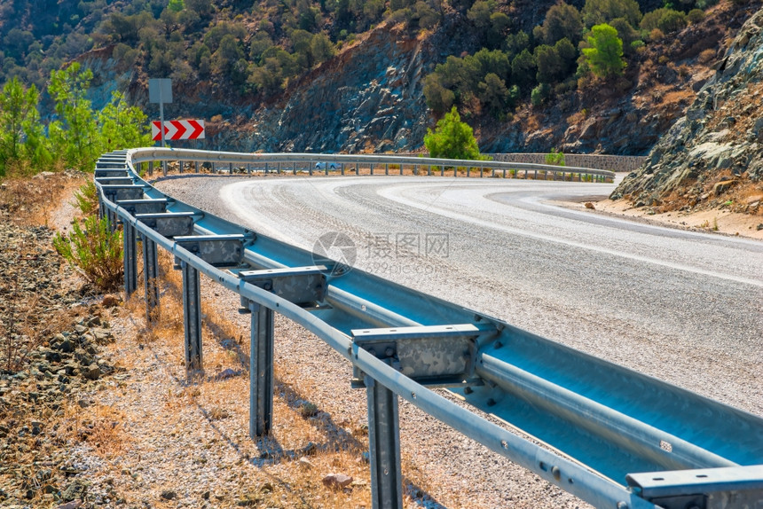 道路上安装的危险弯曲栅栏图片