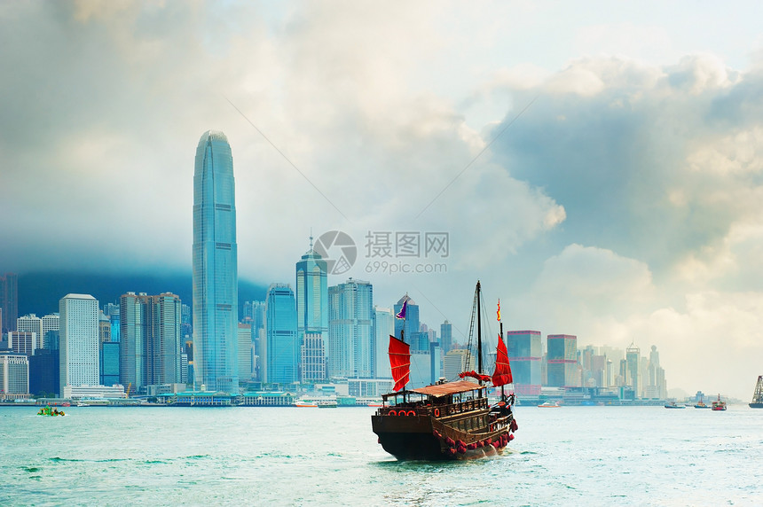 在香港航行的帆船图片