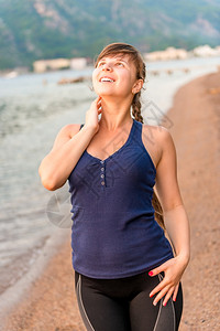 在海边做有氧运动的女性图片