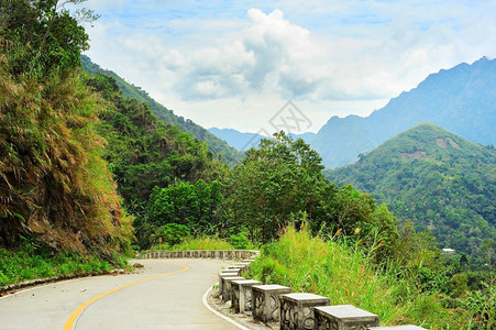 山谷里的山脉道路图片