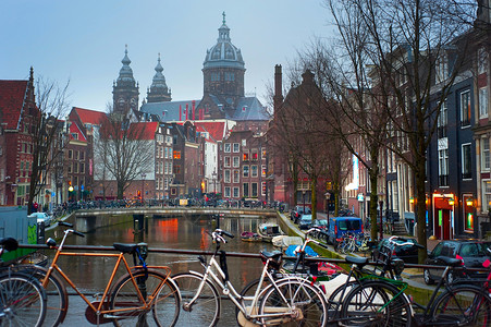 冬季阿姆斯特丹的运河和圣尼可拉教堂图片