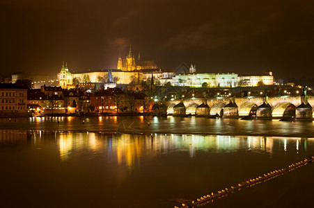 夜幕的景城堡光芒与反射在伏尔塔瓦河塞切图片
