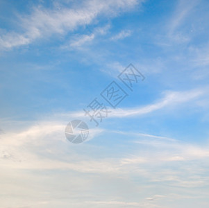 蓝色天空中的云彩背景图片